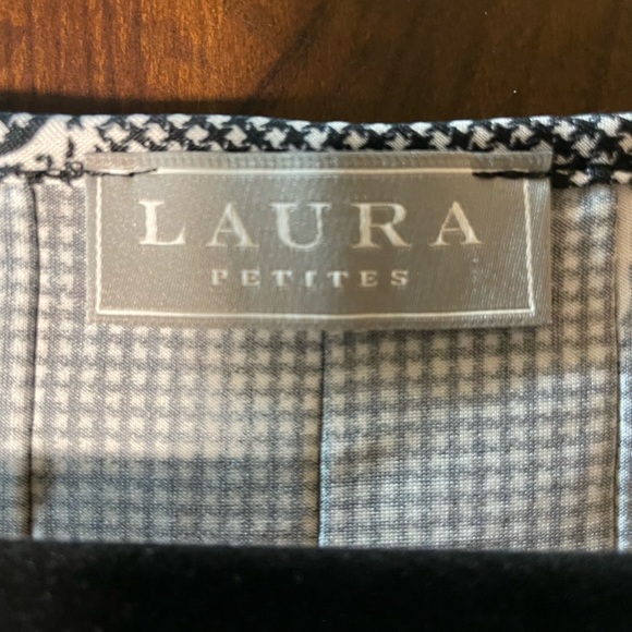 3/4 length sleeve tunic top. Wrinkle free with linear front detail - Picture 5 of 5